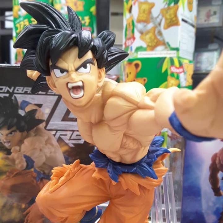 Vente de figurines de personnage de manga à L'Aigle